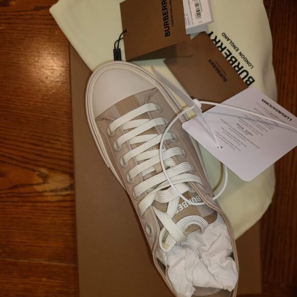 Burberry - Picture 3 of 3